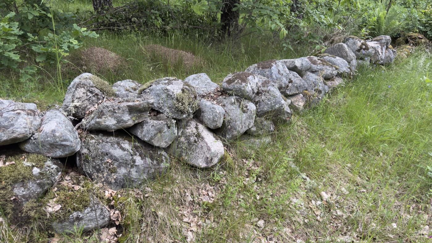 Alte Trockenmauer aus Feldsteinen am Gräberfeld Hästveda