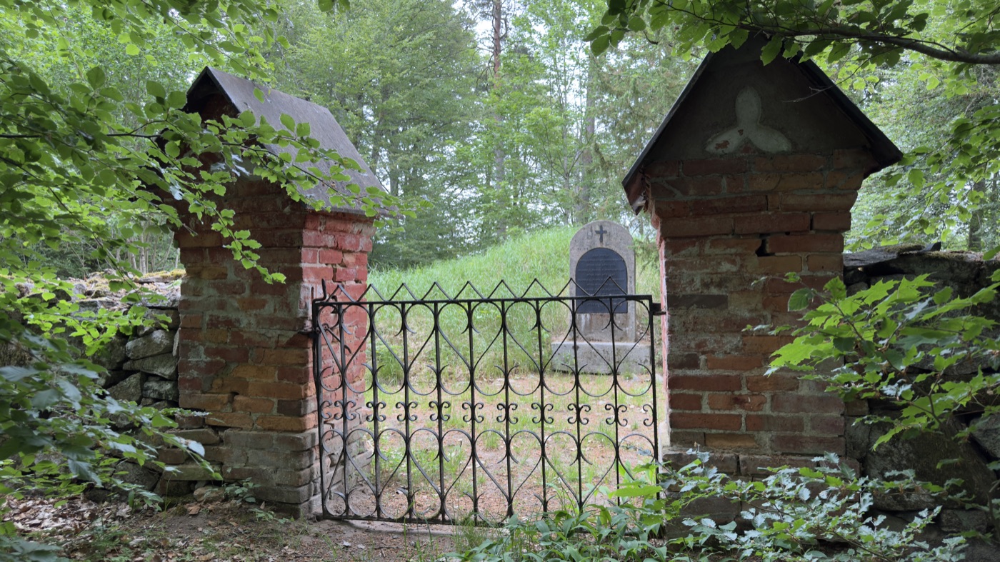 Schmiedeeisernes Tor zwischen Ziegelpfeilern am Grabhügel Hoppenstedt bei Östra Broby