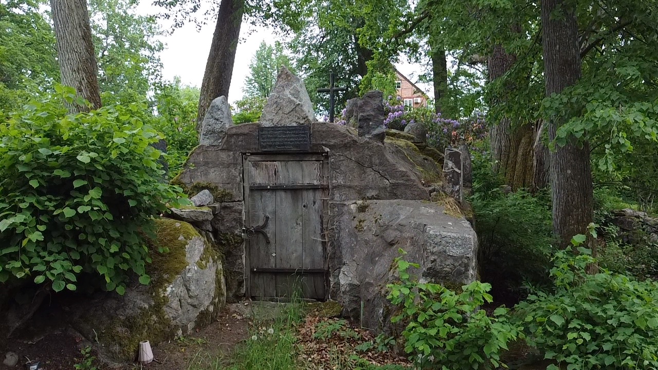 Verwitterte Holztür der Grabkapelle Hagemann, in den Fels gebaut