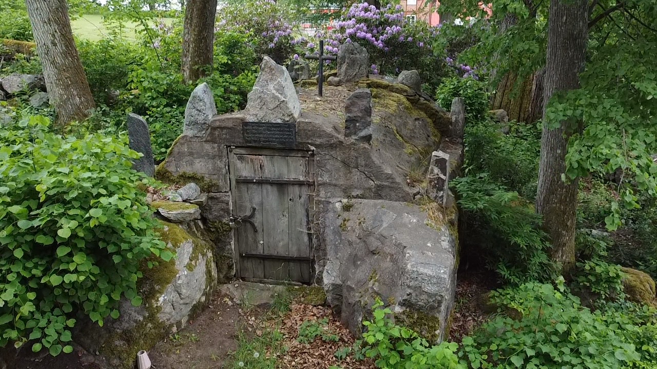 Grabkapelle aus Naturstein im Waldstück Pappbacken bei Östanå Bruk, Skåne
